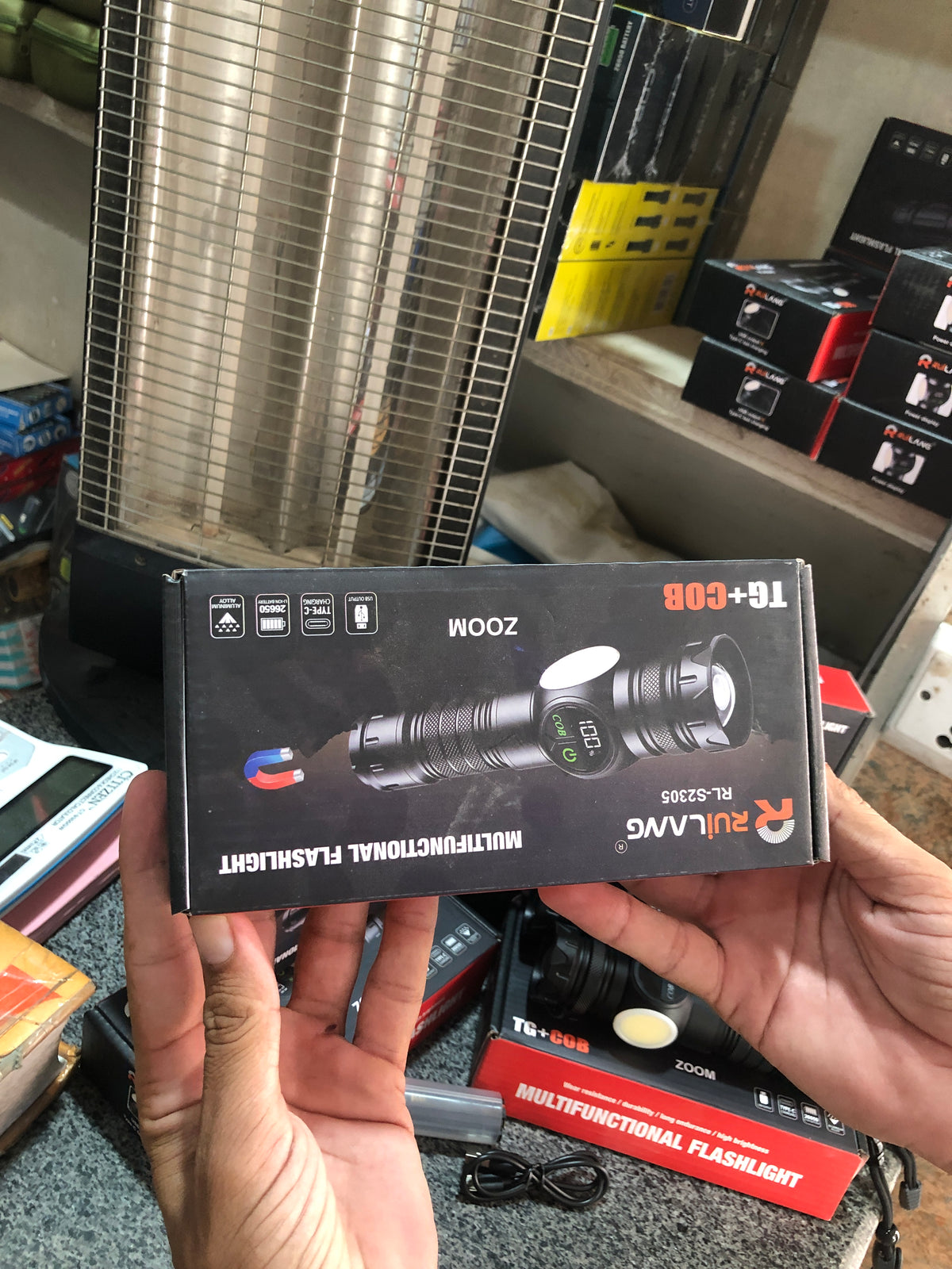 Powerful, rechargeable, waterproof flashlight with TG + COB light, zoom function, and USB charging